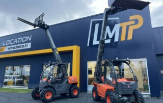Deux chariots télescopiques Ausa T144H devant la façade de LMTP