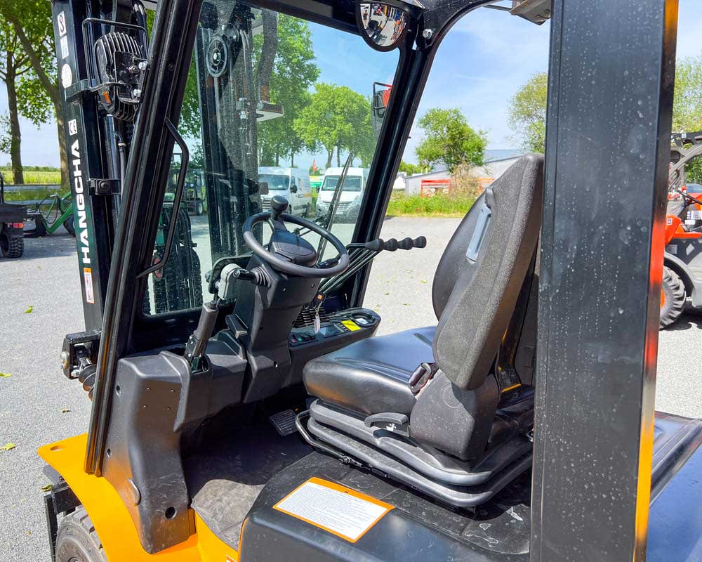 Vue avant du chariot élévateur électrique Hangcha XE18i sur le site de LMTP