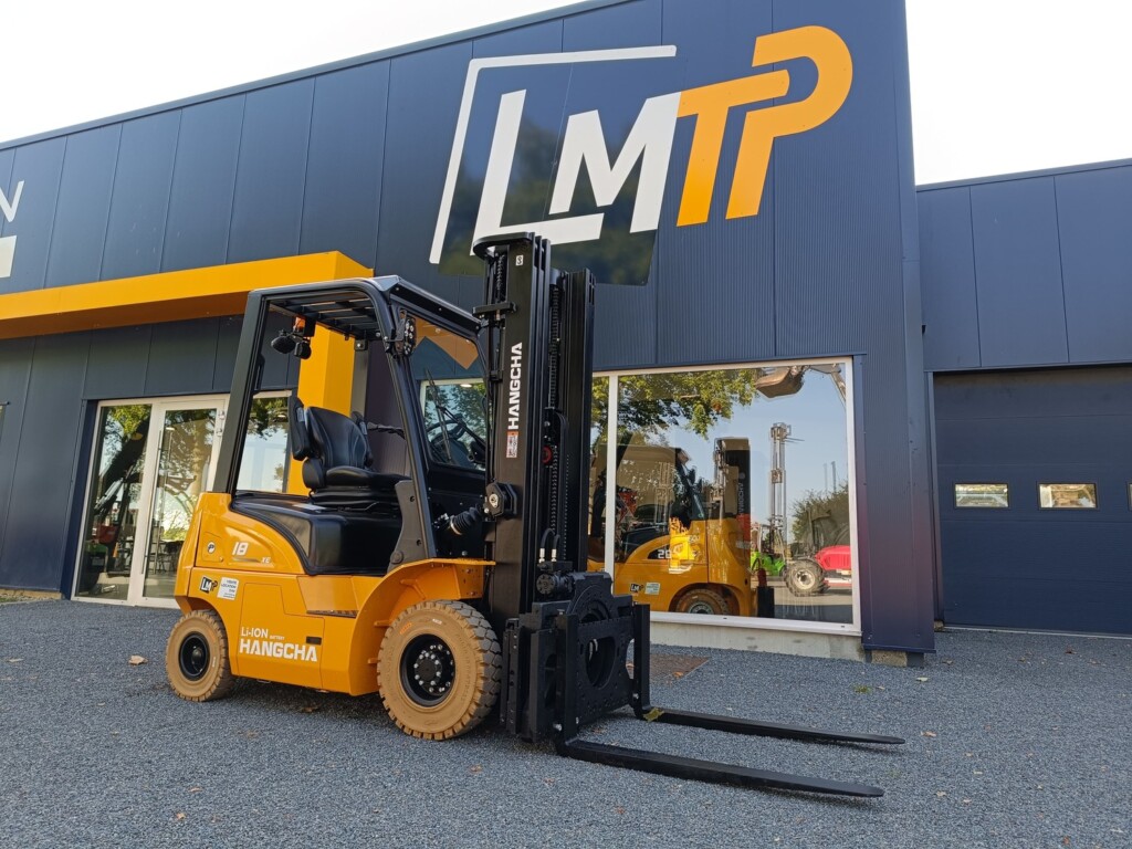 Lmtp LOIRE MANUTENTION TP Chariot Élévateur Hangcha XE18i Devant La Façade Du Showroom De LMTP