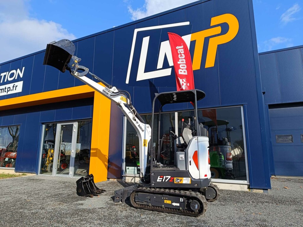 Mini pelle Bobcat E17Z prête à l’emploi devant les locaux LMTP