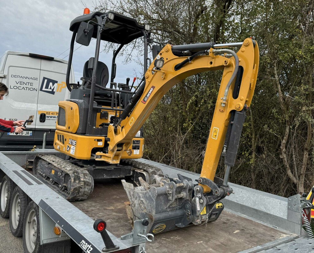  Mini pelle XCMG XE19E chargée sur une remorque pour transport 