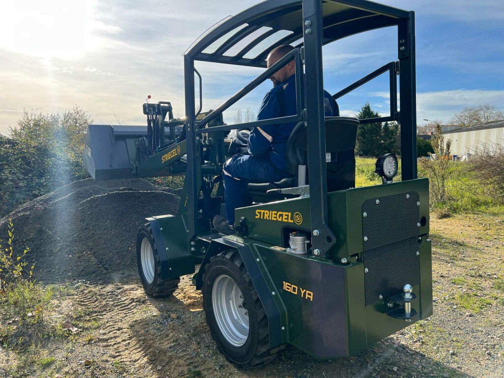 Utilisation du valet de ferme Striegel 160 YA pour le chargement