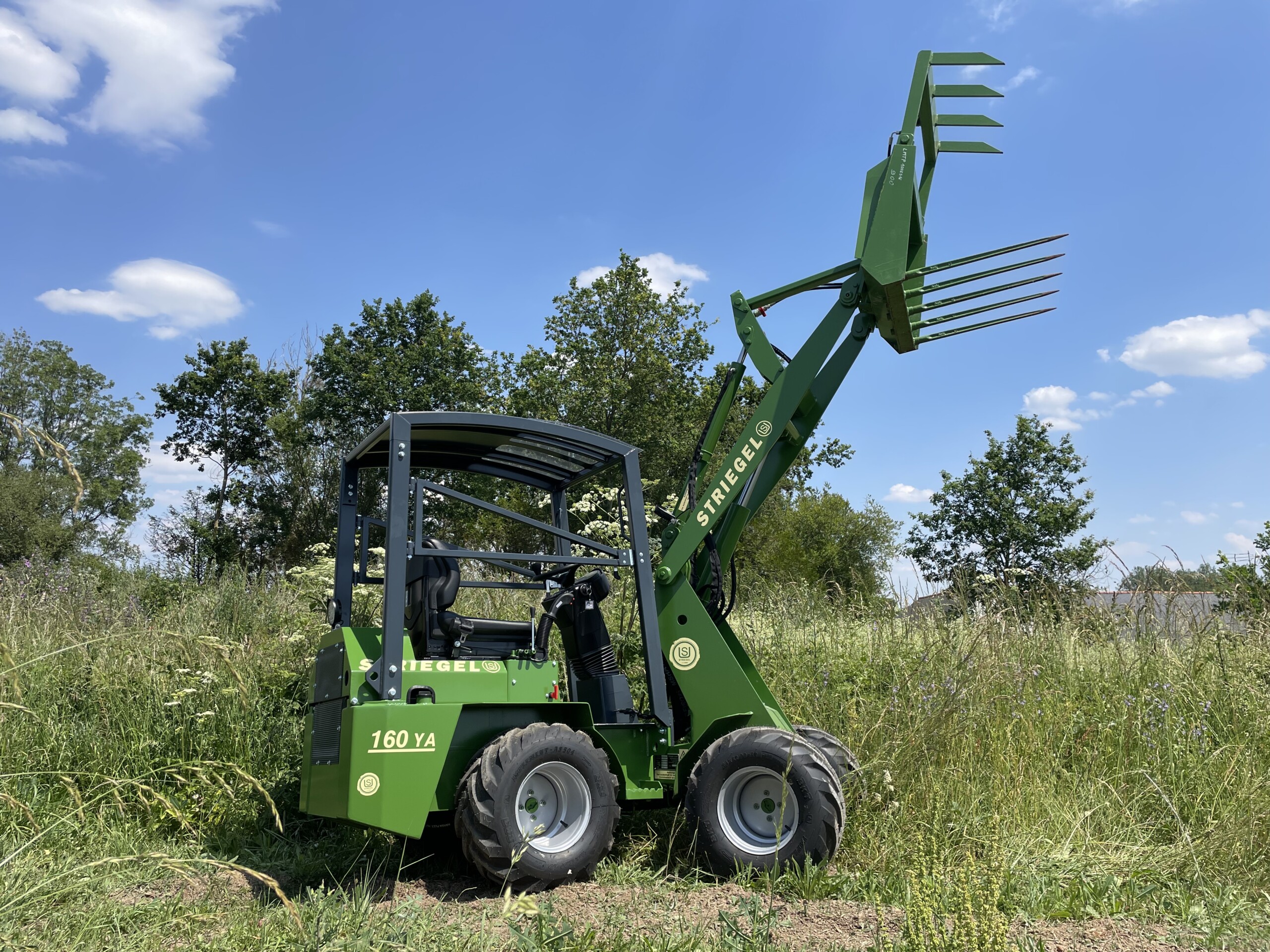 Striegel 160 YA avec fourche à griffe, démonstration de levée en terrain agricole