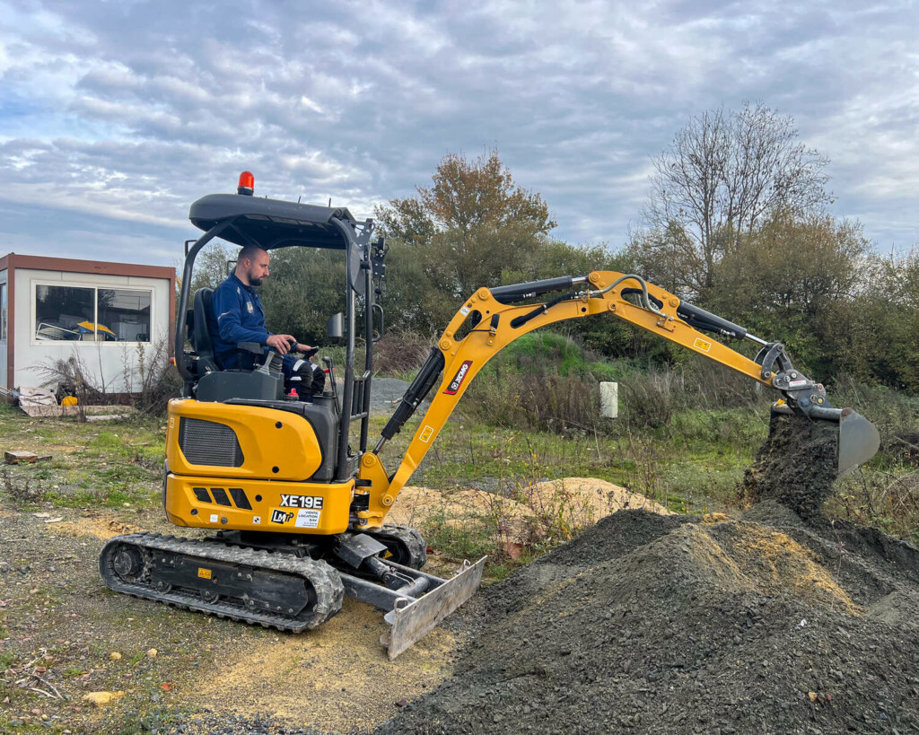 Mini pelle XCMG XE19E en action sur chantier