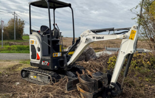 Mini pelle Bobcat E17z en situation de travail sur chantier