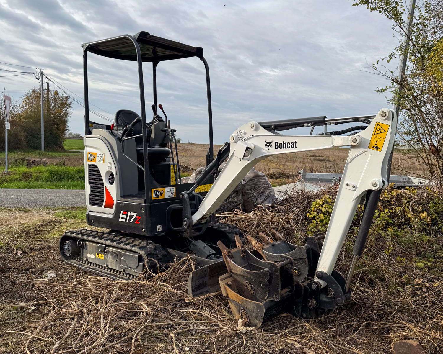 Mini pelle Bobcat E17z en situation de travail sur chantier