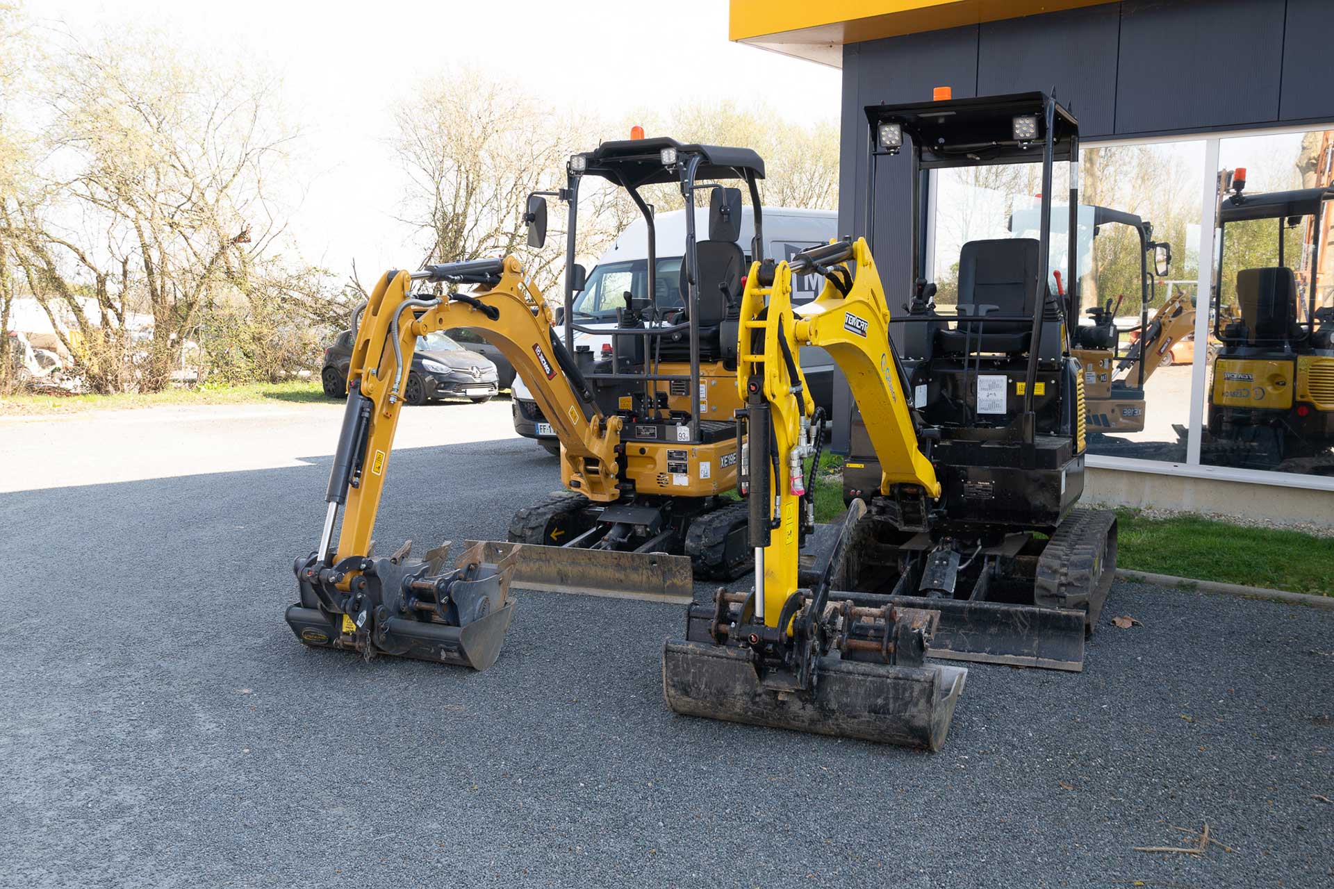 Deux mini pelles XCMG avec godets de curage disponibles sur le parc LMTP Loire Manutention TP