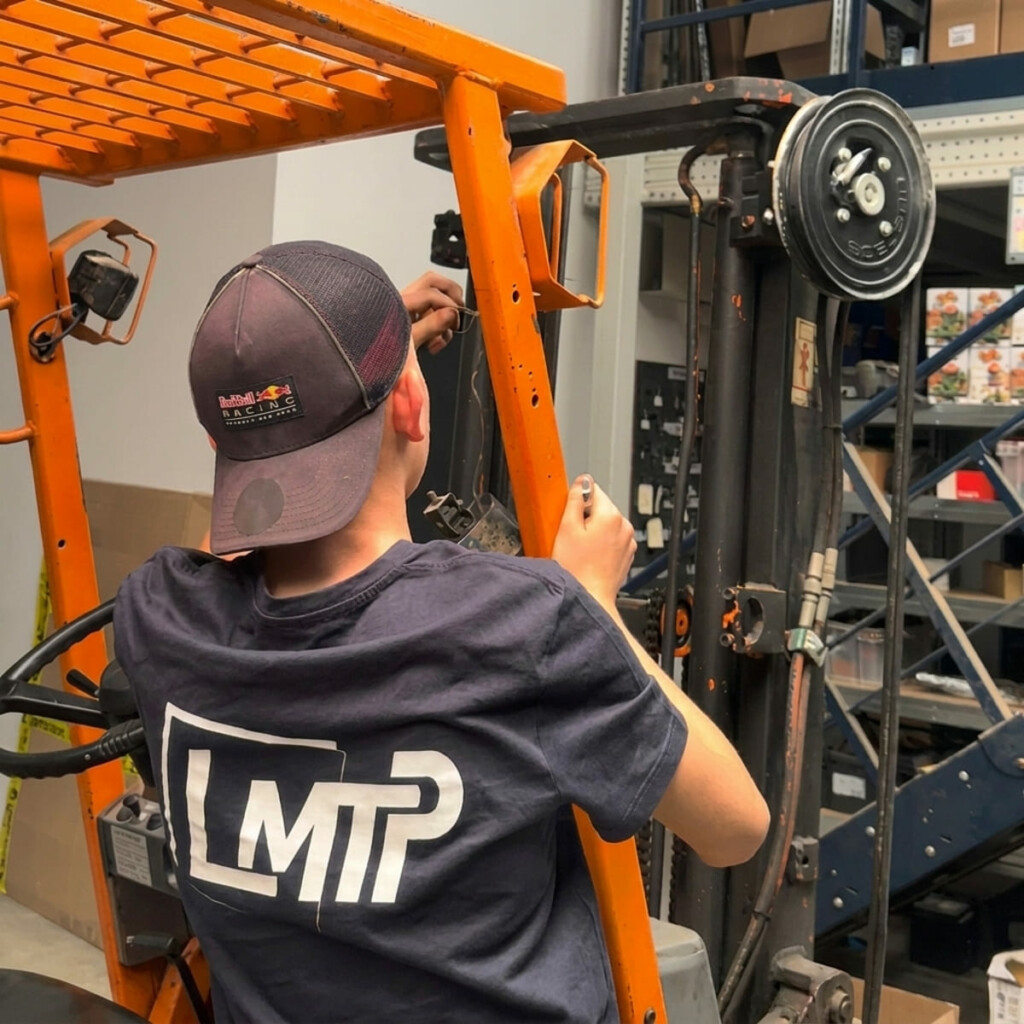 Technicien LMTP réalisant la maintenance d’un chariot élévateur en atelier