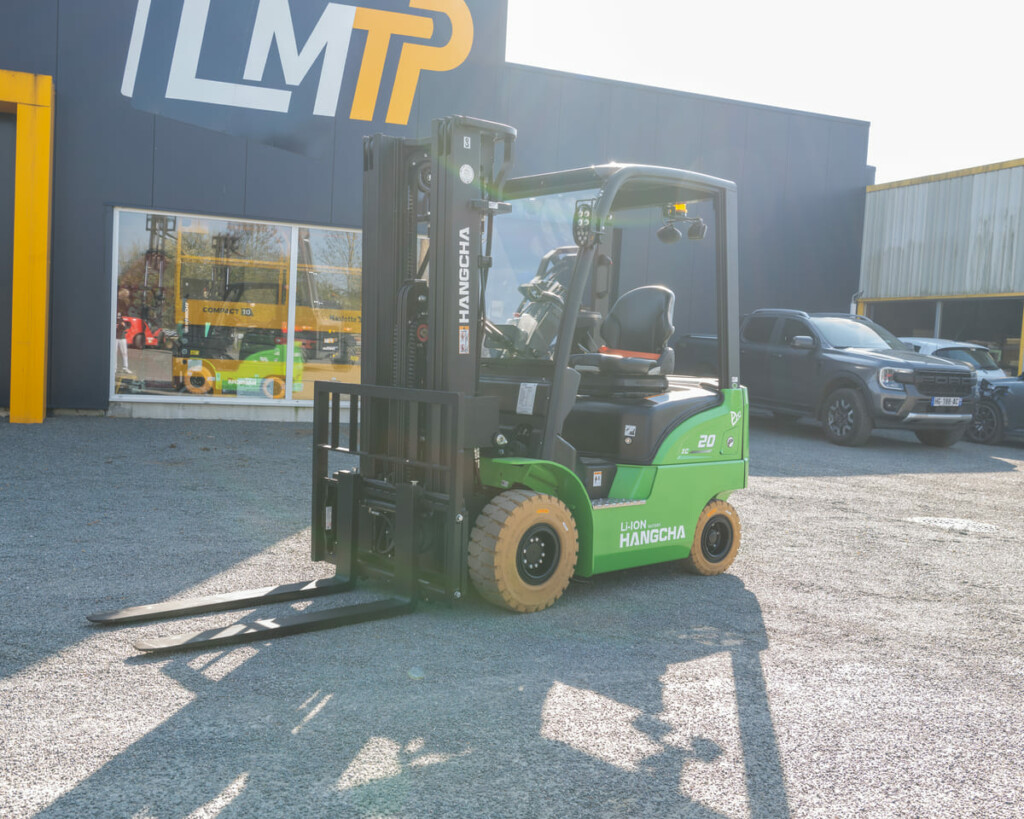 Chariot élévateur électrique Hangcha lithium-ion devant le bâtiment LMTP