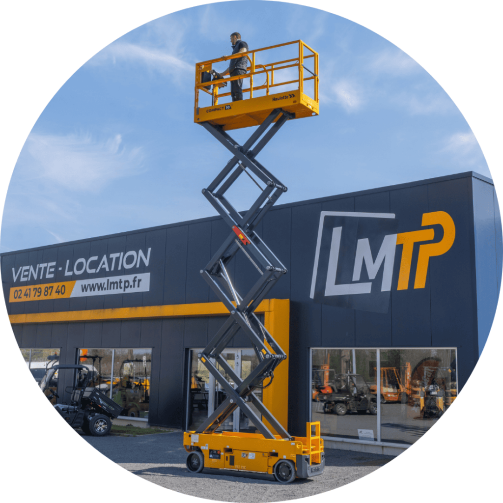 Nacelle ciseaux électrique Haulotte Compact 10N déployée devant le bâtiment LMTP
