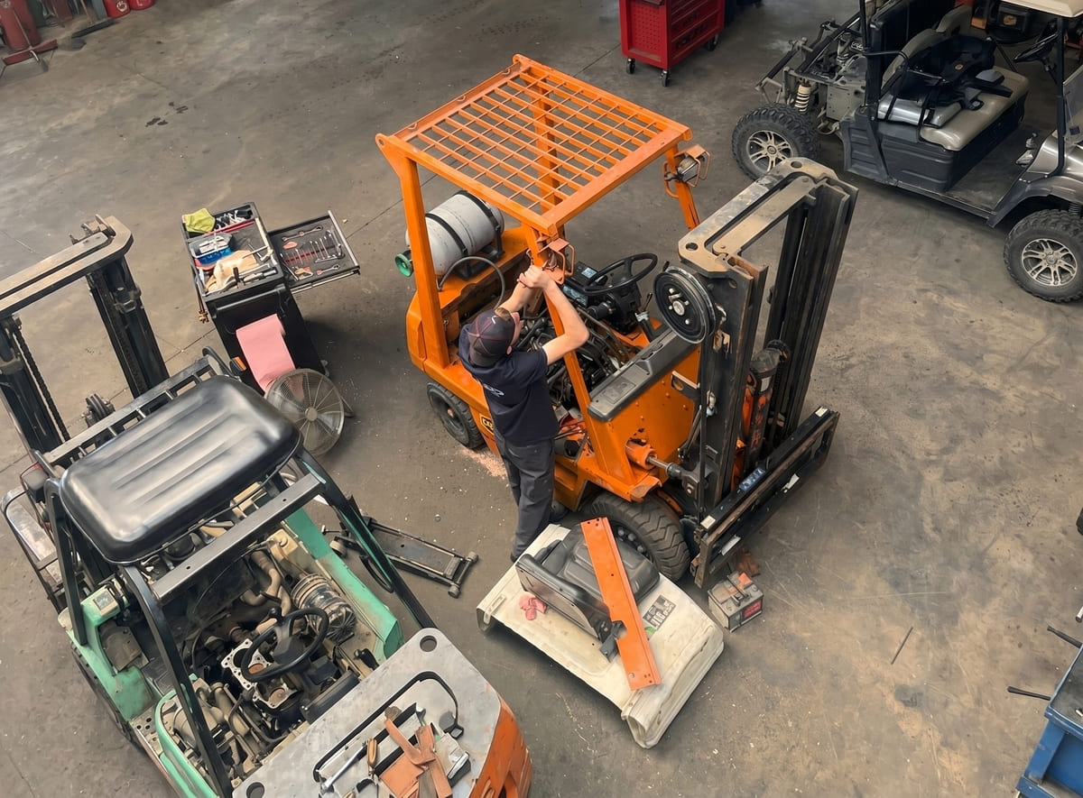 Technicien LMTP réalisant la maintenance d’un chariot élévateur en atelier