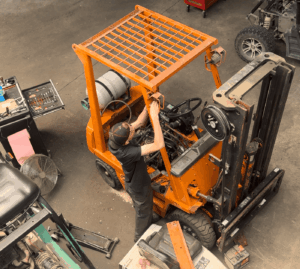 technicien qui intervient sur un chariot élévateur