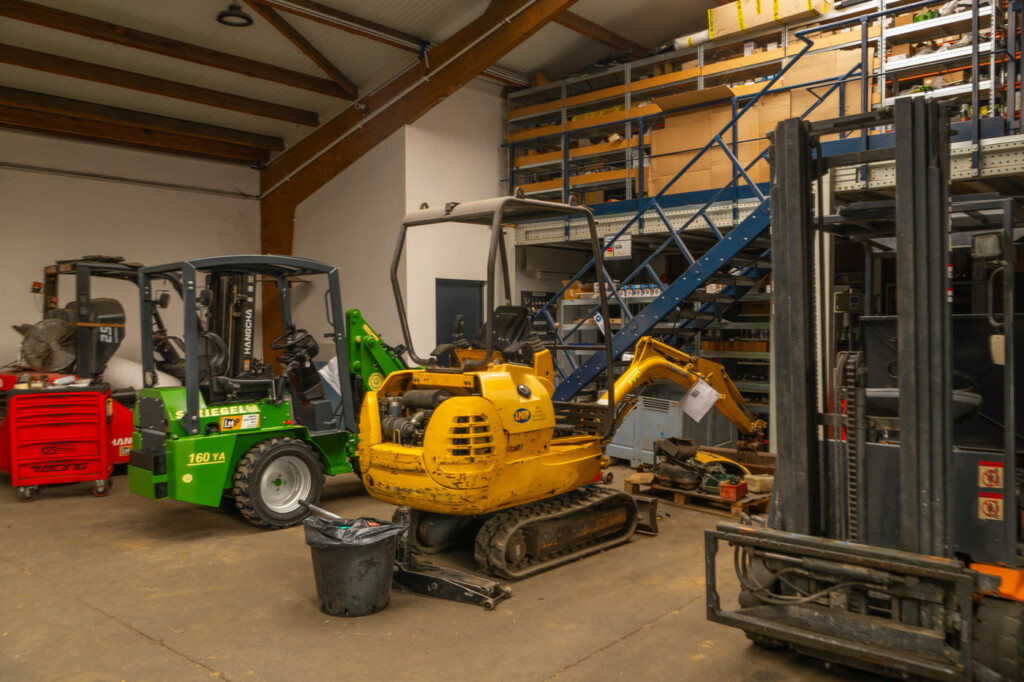 Maintenance en cours sur une Mini-Pelle dans l’atelier de LMTP