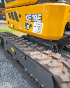 Vérification des chenilles sur une Mini-pelle XCMG XE19E