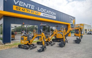 Mini-pelle XCMG devant la devanture de LMTP